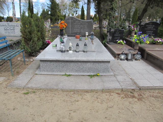 Grób Lech-(2) Jacyno
